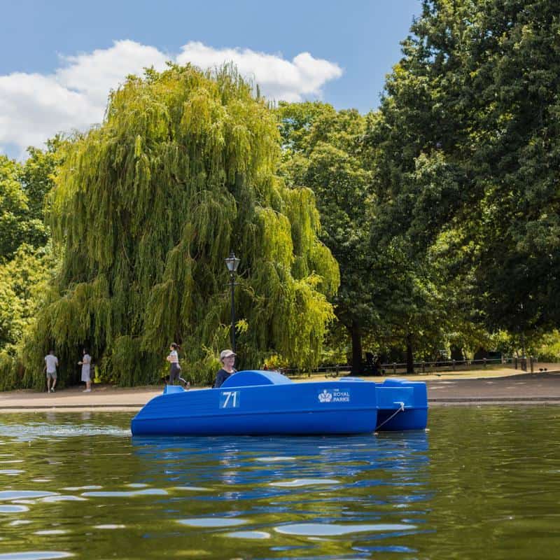 Hire a boat on The Serpentine